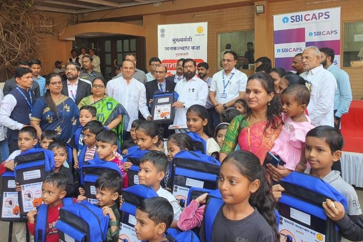 1 Honorable Chief Minister, Shri Eknath Shinde and Shri Virendra Bansal- Managing Director & CEO, SBICAPS distributing desk bags to the Aanganwadi students