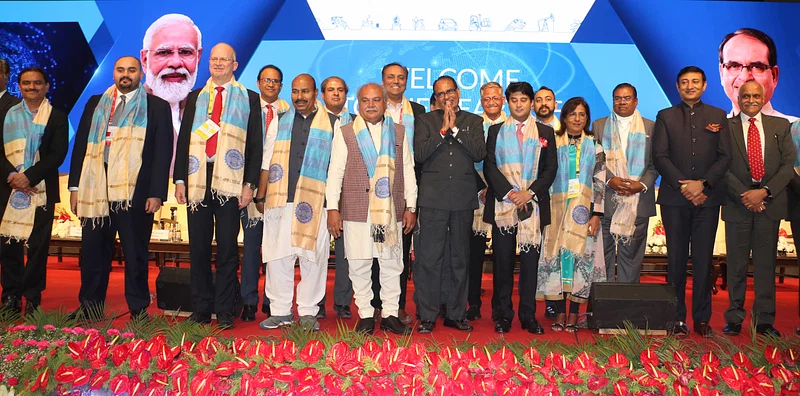 MP-Chief-Minister-Shivraj-Singh-Chouhan-with-dignitaries-at-the-concluding-function-of-Global-Investors-Summit-in-Indore.